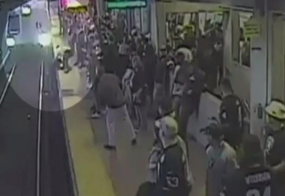 Video Un bărbat, care a căzut pe șinele de la metrou, salvat în ultima clipă. Ce i-a transmis salvatorul acestuia