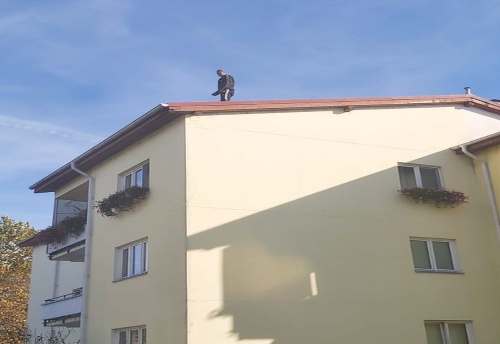 VIDEO/ Un bărbat s-a urcat pe acoperișul unui bloc din cartierul Reșița și amenință că se sinucide