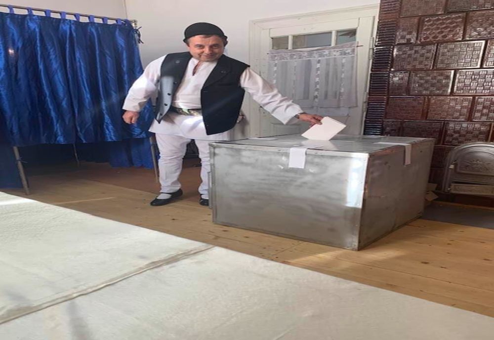  Primarul din Gura Râului a venit la urne în costum popular