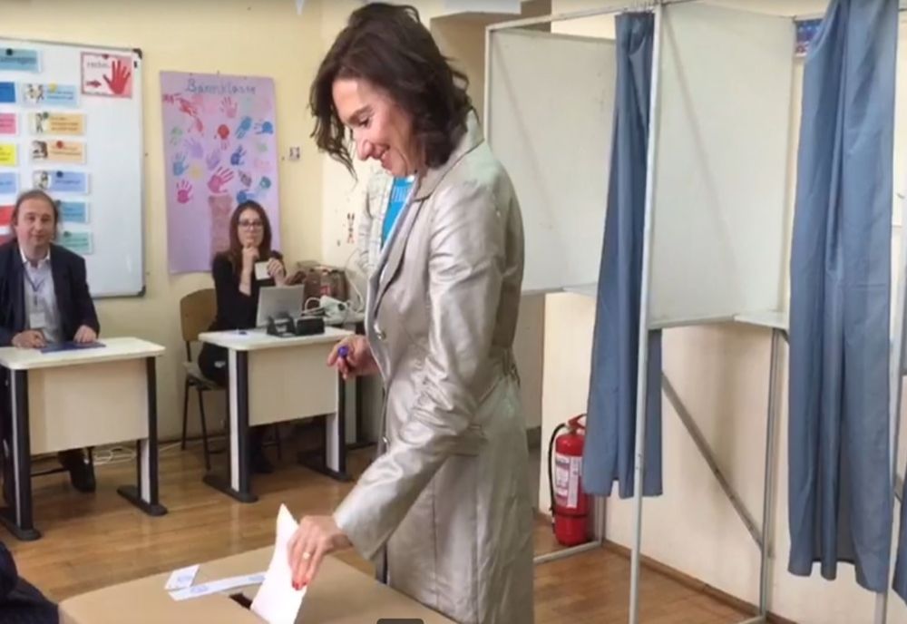 VIDEO/Alegeri prezidențiale 2019: Prima doamnă Carmen Iohannis a votat pentru o Românie normală