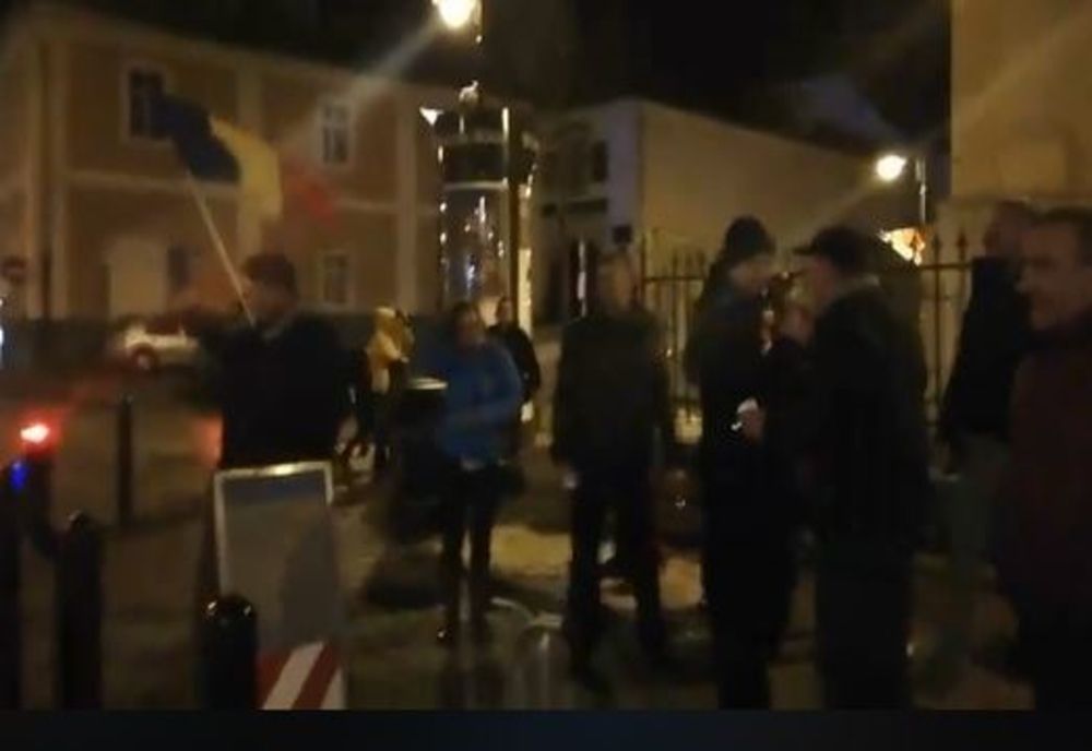 Sibienii au sărbătorit cu șampanie victoria lui Iohannis, în fața sediului PSD: "Ole, ole, ole, ole, Veorica nu mai e!"