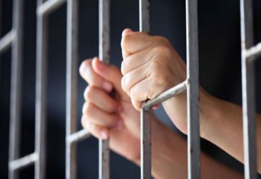 Cercetat sub control judiciar, după ce ar fi sustras mai multe sticle de băuturi alcoolice șicosmetice din două magazine din Cisnădie