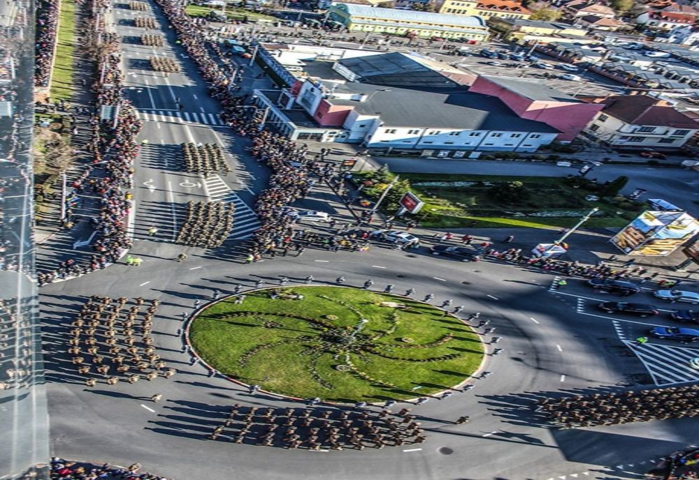 Mii de sibieni s-au prins în Hora Unirii din centrul orașului