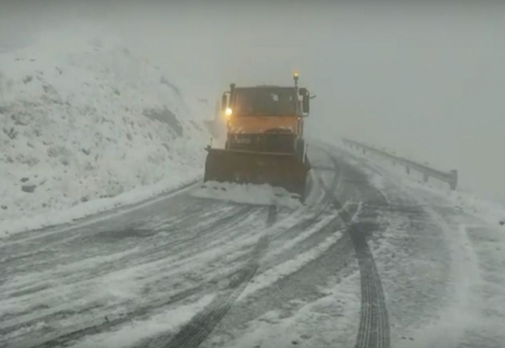 Echipe de deszăpezire intervin, de ieri, pe străzile din Sibiu și stațiunea Păltiniș 