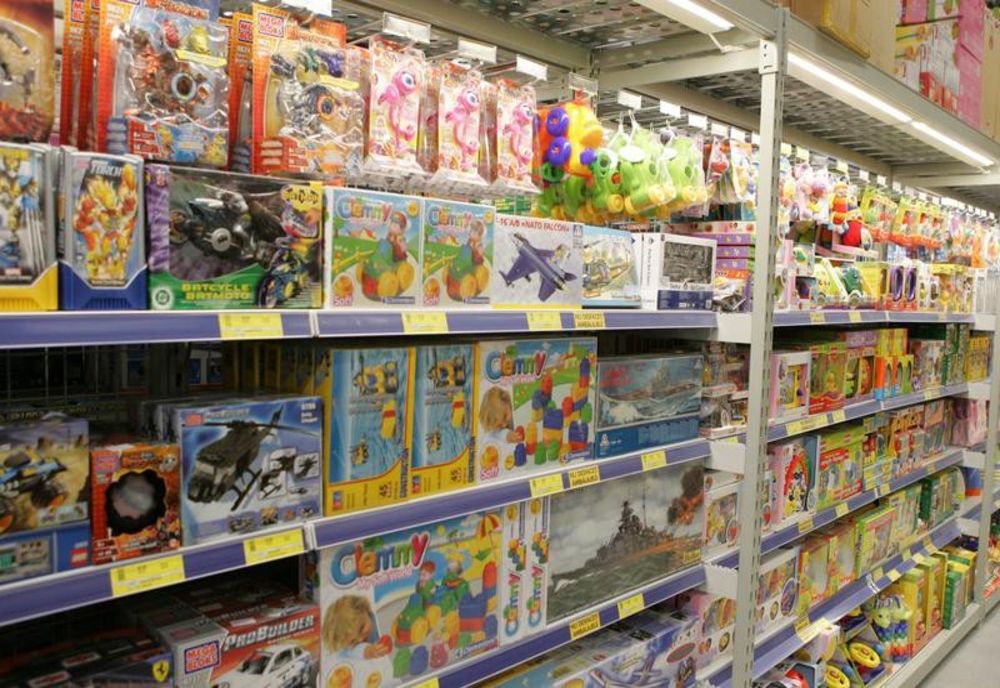 178 de jucării și 400 de haine și cosmetice, confiscate de polițiști din piețele din Mediaș