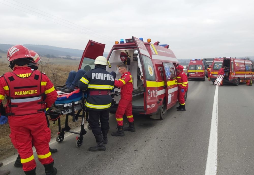 Accident în Cornățel. Două femei și un bărbat au ajuns la spital