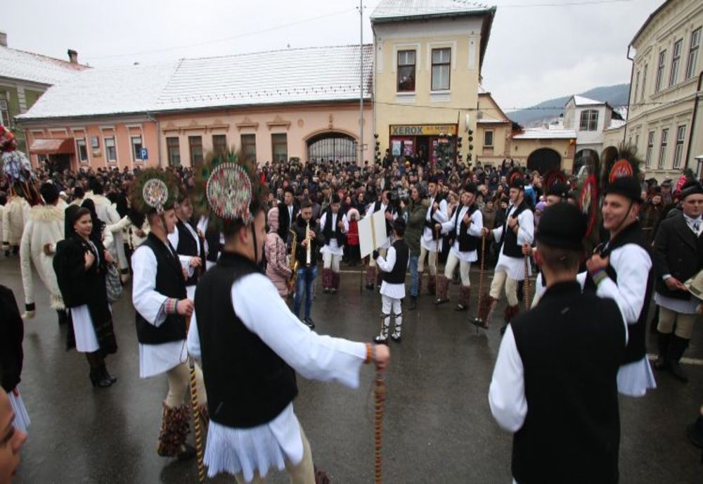 Cete de juni din 14 sate s-au prins într-o horă a unirii, la Săliște