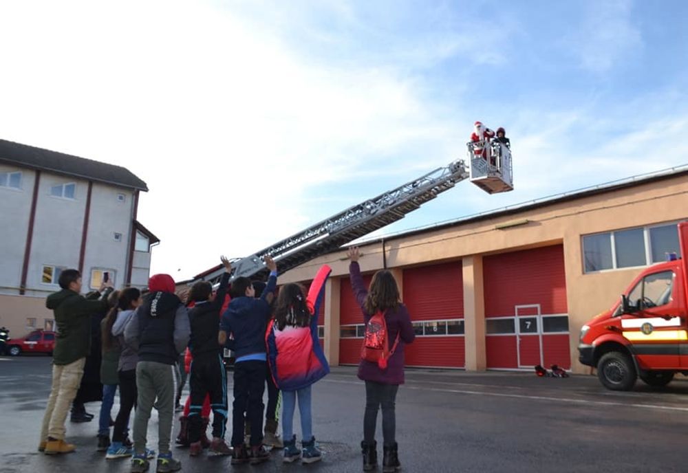 Moș Crăciun a ajuns la ISU Sibiu cu o autospecială de salvare de la înălțime