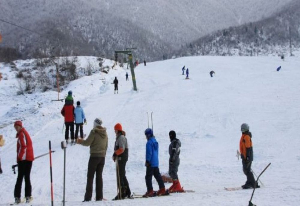 Trafic îngreunat pe drumul spre Păltiniș. Polițiștii dirijează circulația