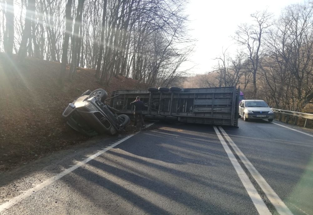 Trafic alternativ pe DN1. Un TIR s-a răsturnat la Fântânița Haiducului