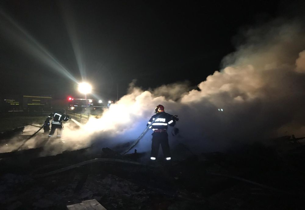 O cabană din Sebeșu de Jos a ars în întregime, noaptea trecută