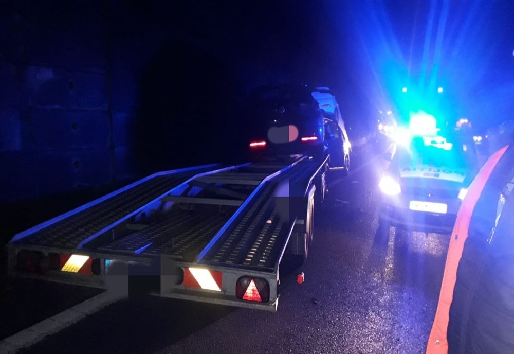 Accident pe Valea Oltului. O platformă încărcată cu mașini s-a desprins și a lovit un autoturism