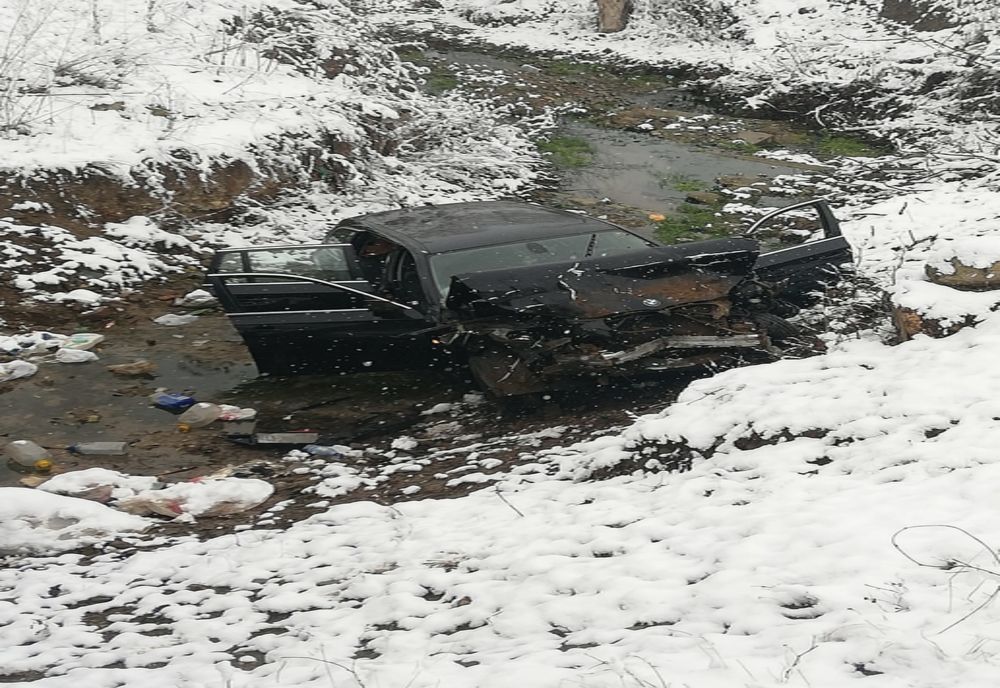 Mașină răsturnată într-un pârâu, pe DJ 106G. Șoferul de 22 de ani, la spital