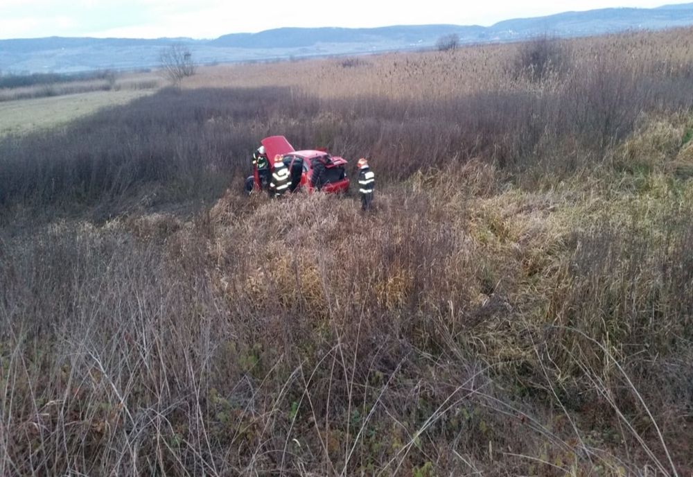 Un șofer s-a răsturnat cu mașina în afara părții carosabile, între Racovița și Mârșa