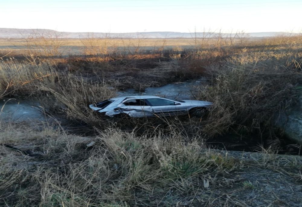 Accident pe DN1. O mașină proiectată în afara părții carosabile