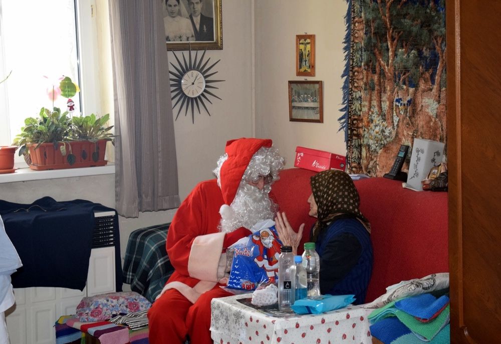 Moș Crăciun, în vizită la bunicii și bunicuțele din Copșa Mică