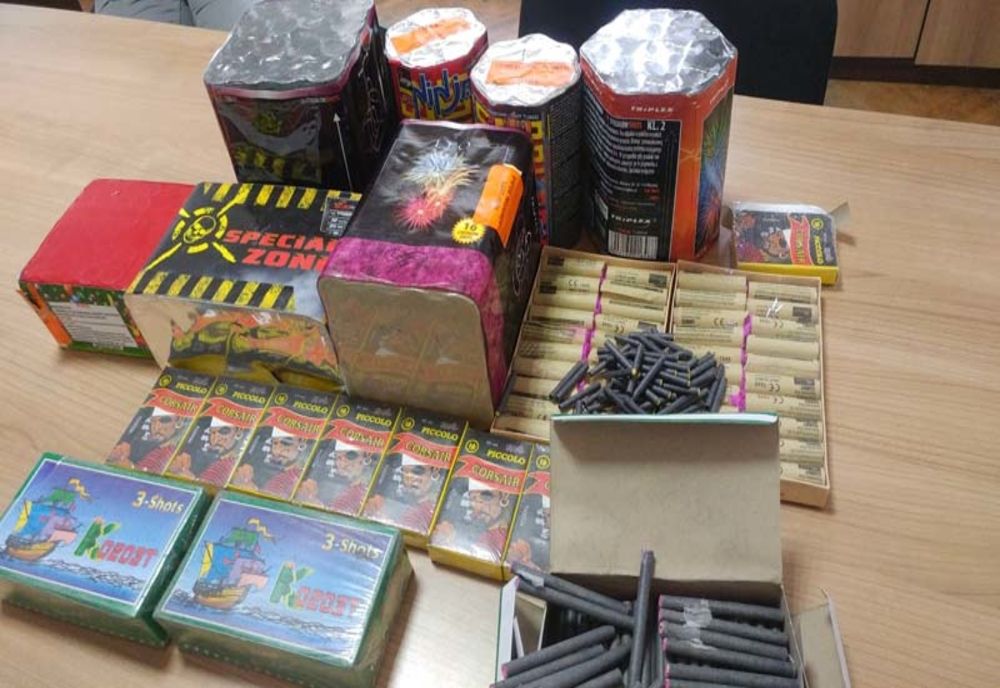 Trei bărbați, cercetați după ce au comercializat ilegal articole pirotehnice