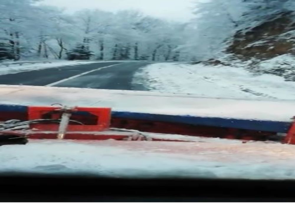 VIDEO | Ninge pe Transfăgărășan. Drumarii intervin pentru deszăpezire