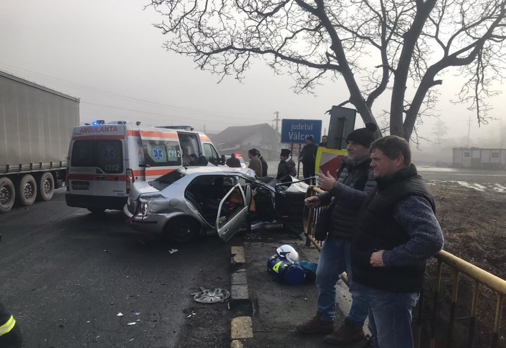 Accident pe Valea Oltului, între un TIR și o mașină. Două persoane rănite