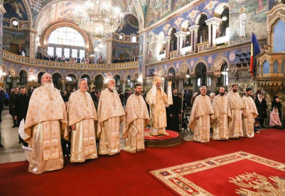 Sute de credincioși, în prima zi a anului, la slujba de la Catedrala Mitropolitană din Sibiu