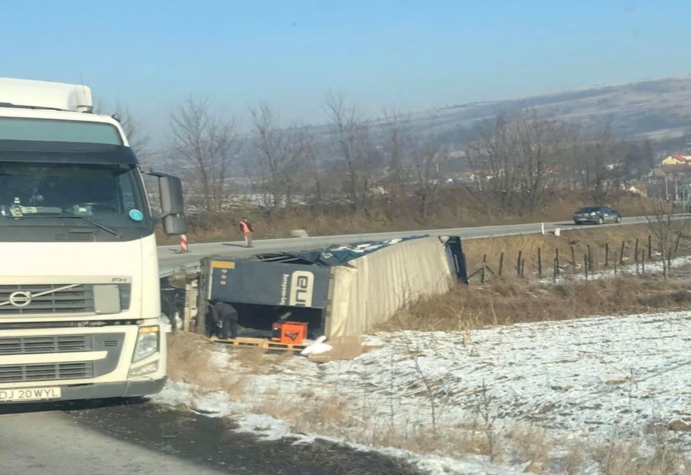 Trafic îngreunat pe DN14, la Ruși. Un TIR răsturnat în urma unei tamponări, ridicat de o macara