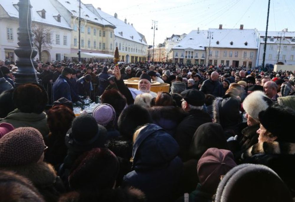 Peste 17.000 de sticle şi patru butoaie de câte 500 de litri cu agheasmă, împărţite credincioşilor în Piaţa Mare