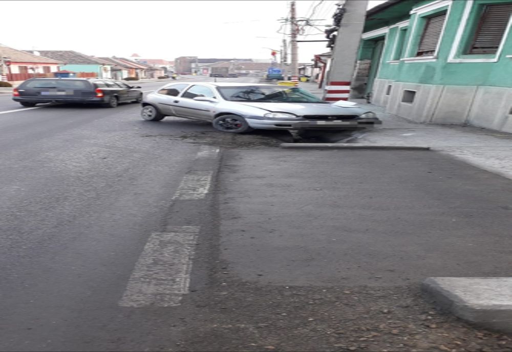 A intrat cu mașina într-un stâlp, pe DN14, și a ajuns la spital