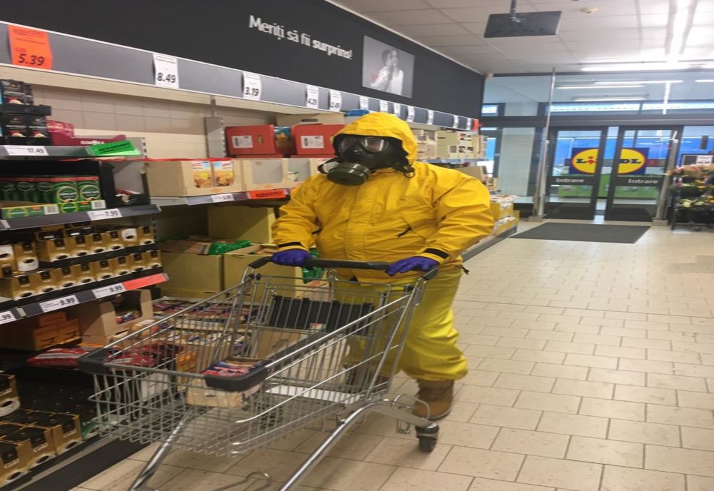 FOTO | Imagini virale de la Cluj: cum glumeşte un clujean pe seama coronavirsului