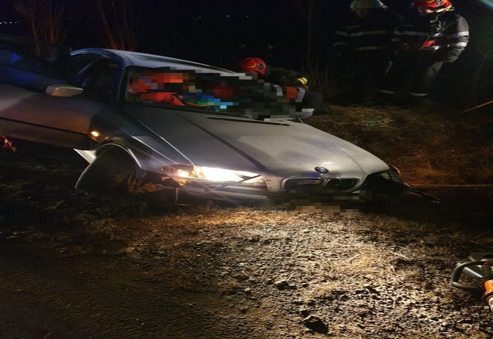 Un şofer s-a răsturnat cu maşina, la ieşire din Copşa Mică