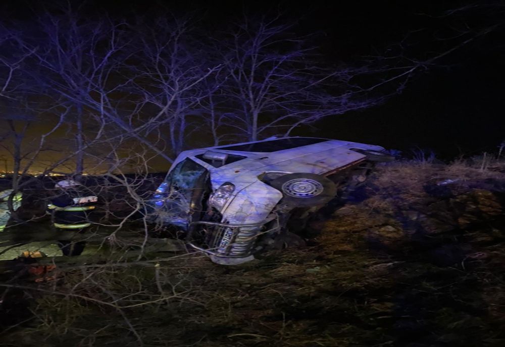 Microbuz răsturnat pe Dealul Dăii. Șoferul, rănit