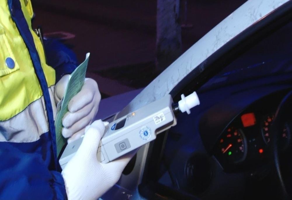 Şoferii băuţi continuă să conducă pe drumurile din judeţ