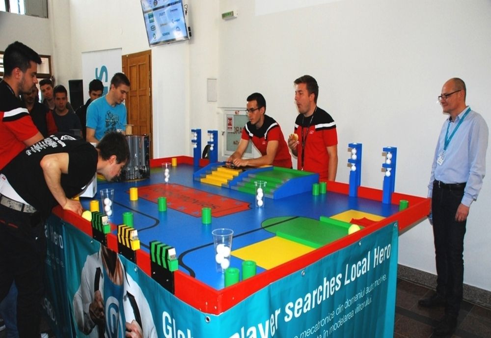 Elevi din cinci licee participă la Concursul de roboți mobili, la ULBS