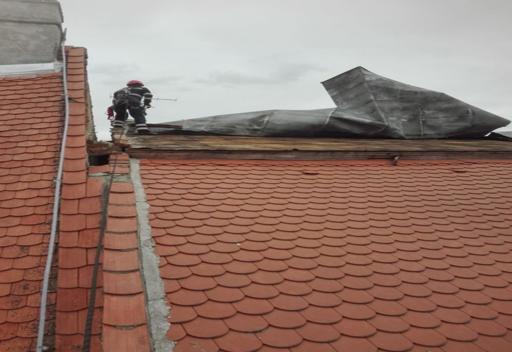 Pericol de desprindere a tablei de pe o casă din zona Nicolae Bălcescu