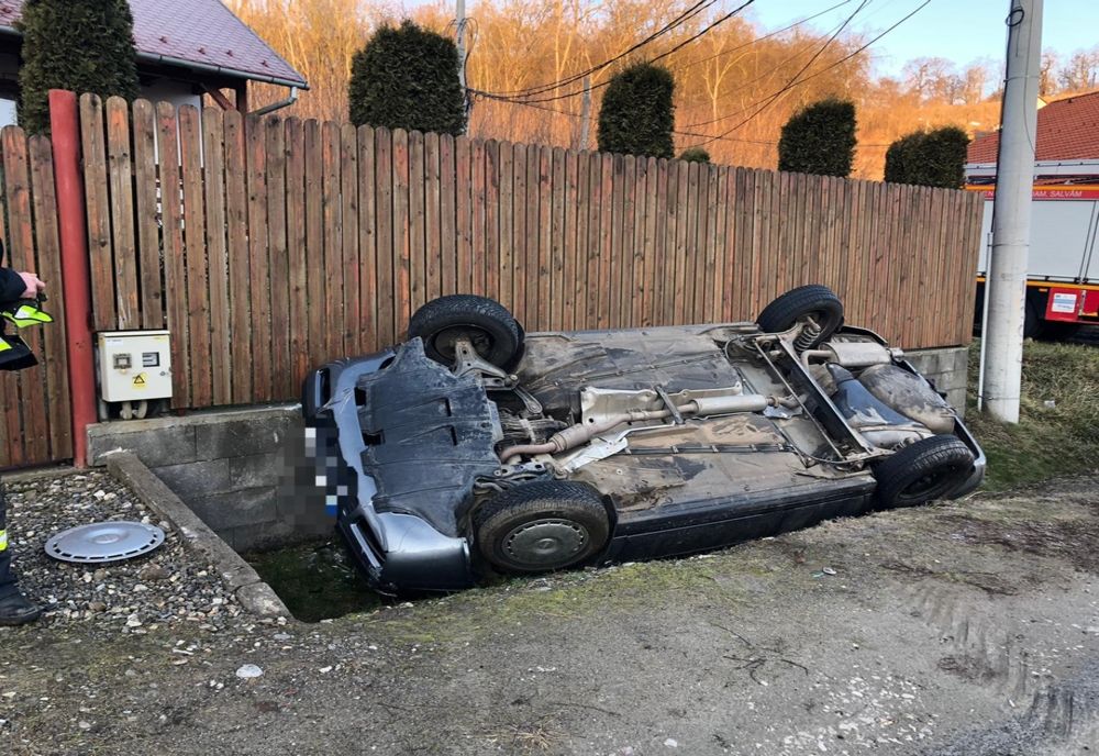 O fetiță de opt ani și o femeie de 51 de ani, la spital, după ce mașina în care se aflau s-a răsturnat