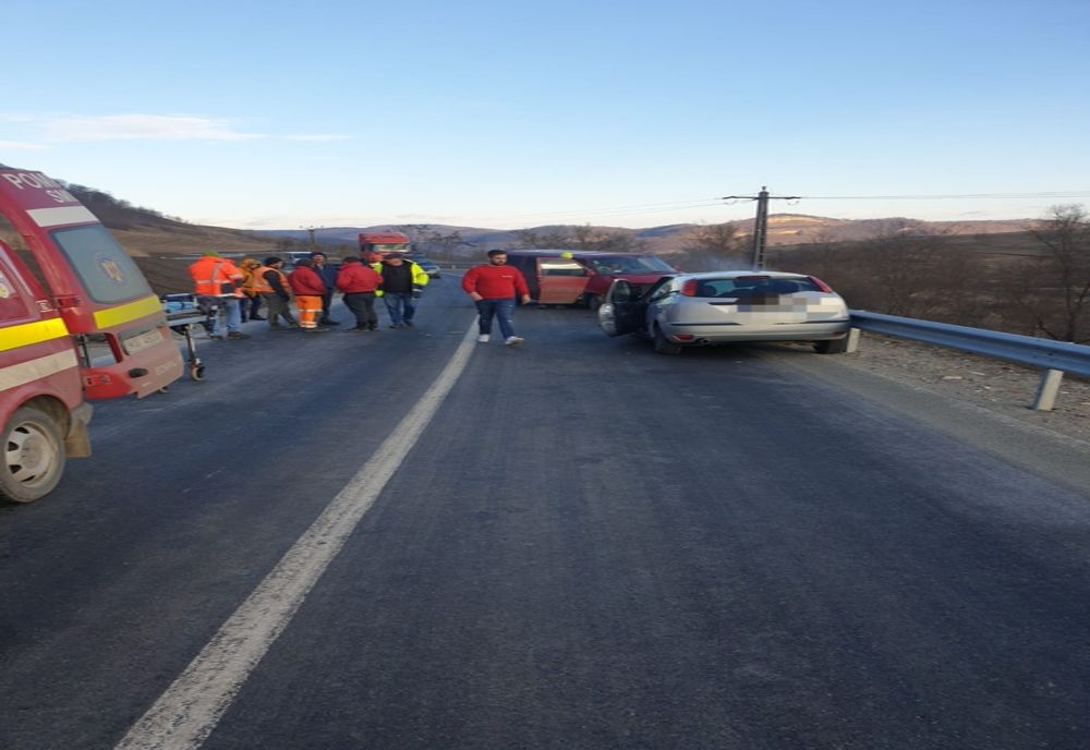 Accident cu trei victime, pe DJ 142G. Un microbuz a pierdut controlul direcţiei şi a intrat într-o maşină
