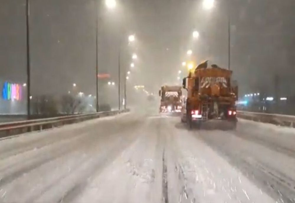 Opt utilaje intervin pentru deszăpezirea Sibiului. În Păltiniș, stratul de zăpadă a depășit 10 centimentri