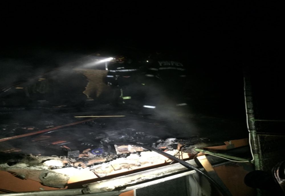 Acoperișul unei case din Bazna, în flăcări