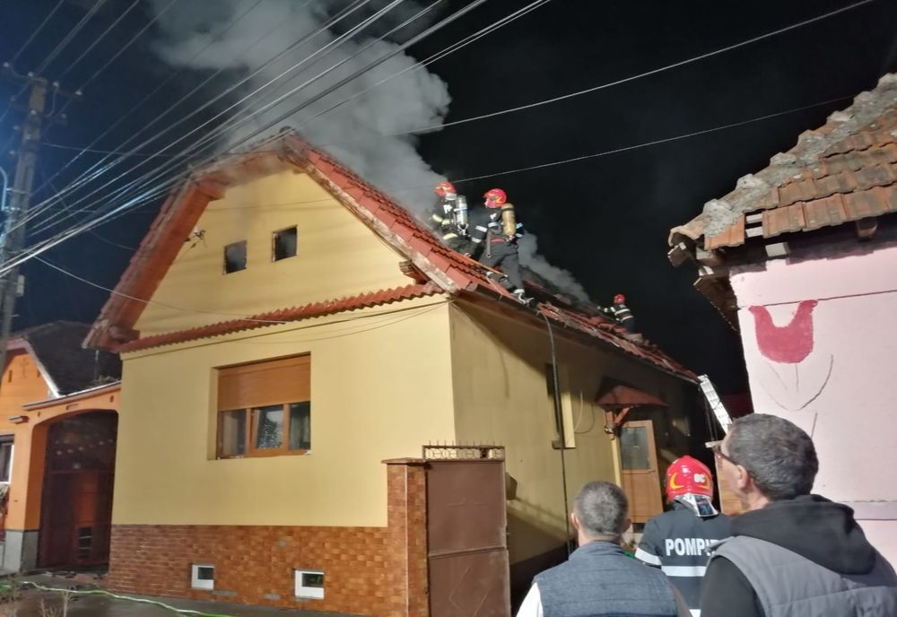 Incendiu izbucnit la acoperișul unei case, în Șura Mică