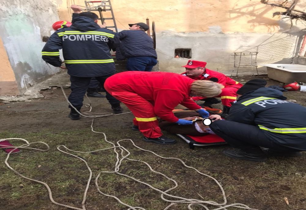 Femeie căzută într-o fântână adâncă de zece metri, în Săliște, salvată de pompieri