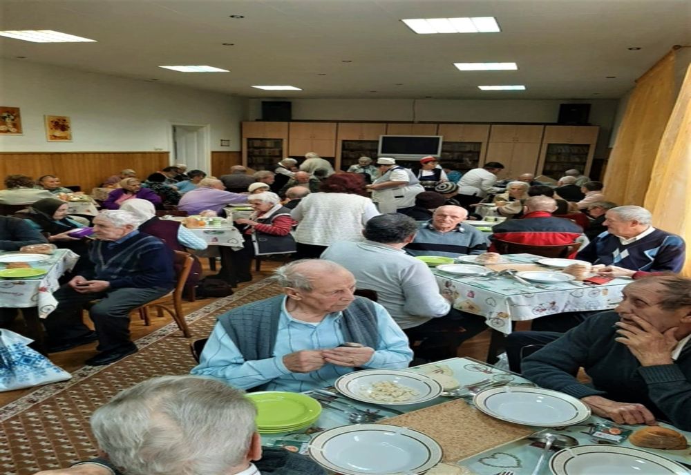 Zâmbete și mărțișoare, împărțite de Crucea Roșie Sibiu la un cămin pentru vârstnici