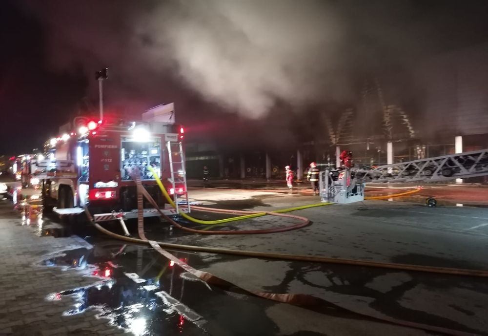 VIDEO | Incendiu la magazinul Ambient. Peste 6.000 mp afectați și 250 de pompieri sibieni angrenați