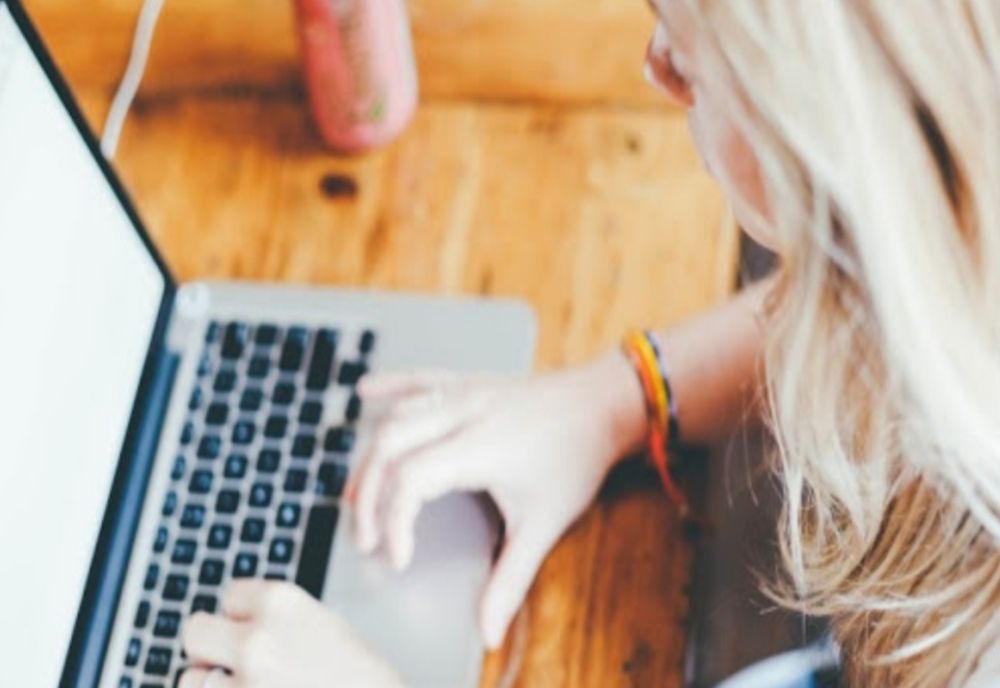 Cursuri la distanță pentru elevii claselor a VIII-a și a XII-a, susținute de voluntari