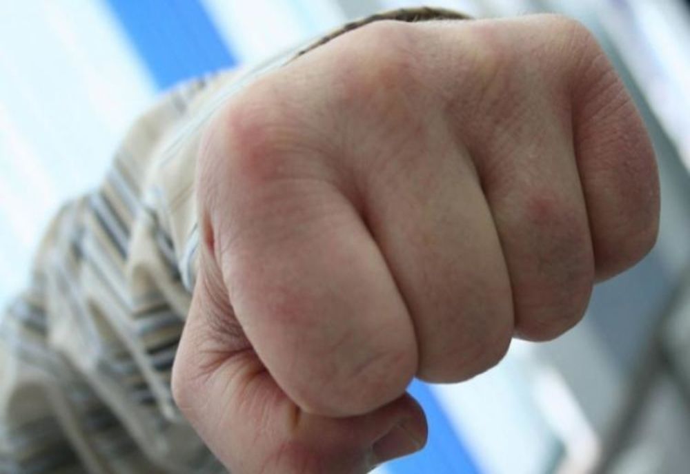 Bărbat din Apoldu de Sus, reținut, după ce ar fi bătut cu pumnii și picioarele doi localnici