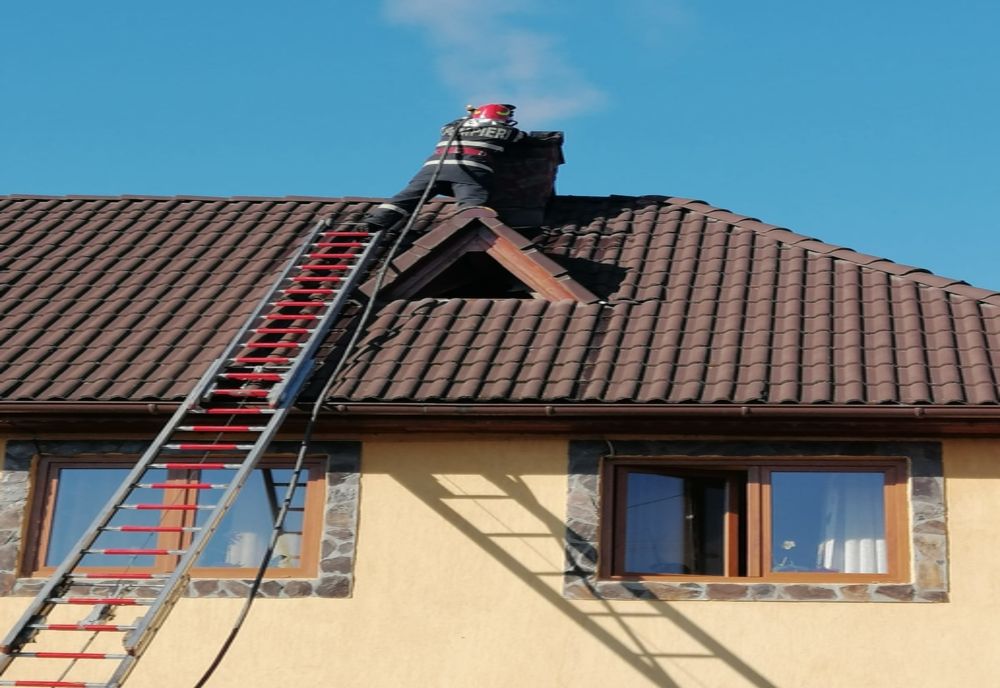 Incendiu la un coș de fum din Ruja