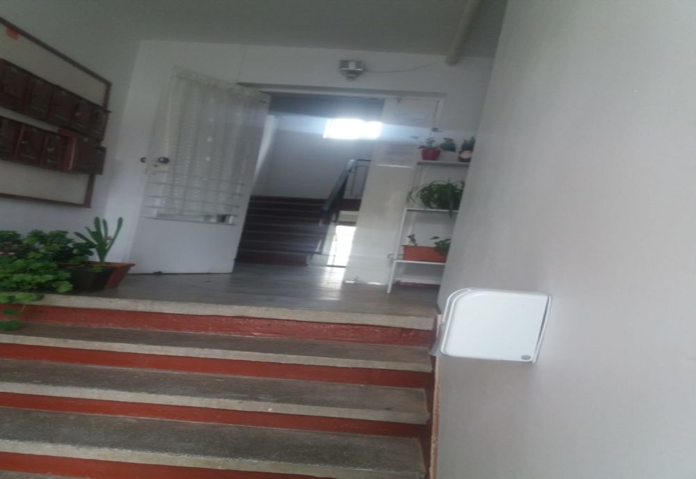 Continuă montarea dispozitivelor cu gel dezinfectant la scările de bloc din Sibiu