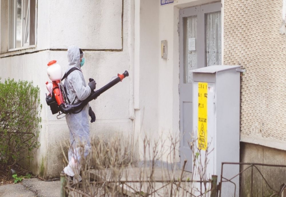 Începe montarea dispozitivelor cu gel dezinfectant în scările de bloc din Sibiu