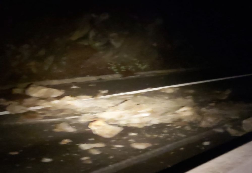 Căderi de pietre, pe Valea Oltului. Două mașini, avariate