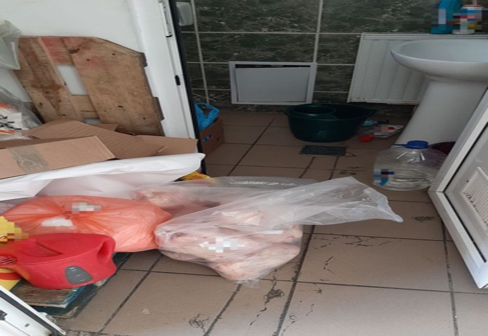 Opt societăți comerciale, sancționate cu amenzi în valoare de 41.500 lei. 172 de kilograme de carne de pasăre, confiscate
