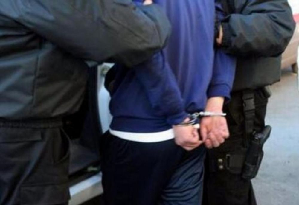 Patru sibieni, cercetați penal și reținuți pentru că au furat un telefon și o cutie de saleuri