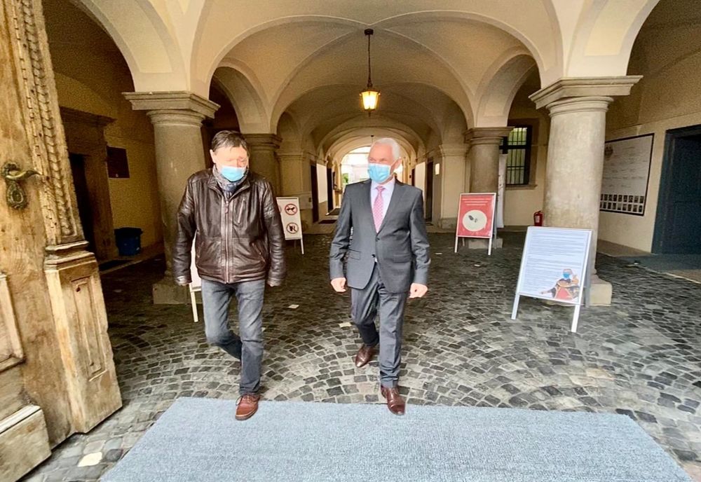 Prefectul Sibiului, în vizită la Muzeul "Brukenthal" și două hipermarketuri din oraș